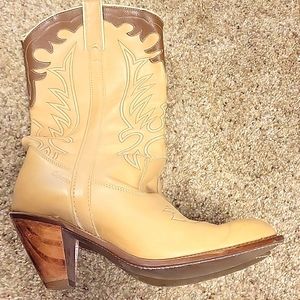 Size 9 womens dressy cowgirl boots 👢